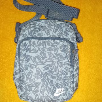 NIKE  MUŠKA  SPORTSKA  TORBICA