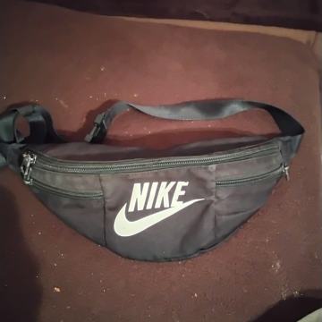 Nike torbica oko struka