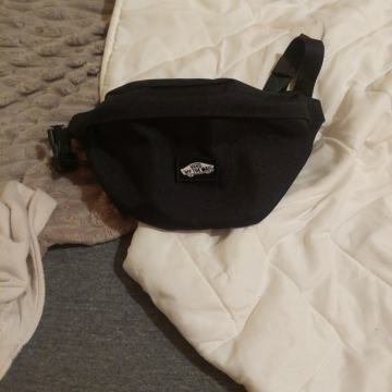 prodajem nove novcate vans torbicu i eastppack doslovno nove nikad kor