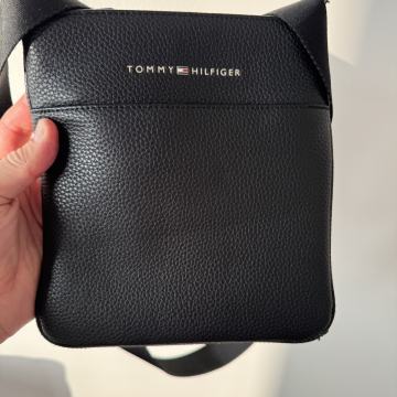 Prodajem Tommy Hilfiger torbicu - NOVO