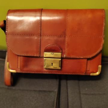 Smeđa ručna torbica