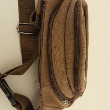 Smeđa torbica oko pasa