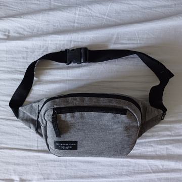 Sportska pojasna torbica. Moderna. NOVO.