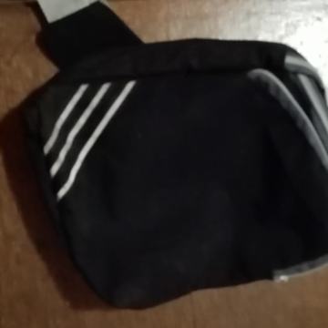 Adidas sportska torbica 18x24x4 cm kvalitetna i praktična