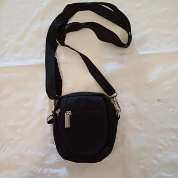 Sportska torbica. Nošenje preko ramena i na remenu.