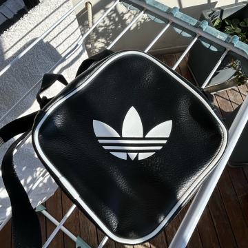 Torbica adidas, s etiketom, nenosena