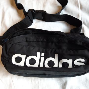 Torbica adidas oko struka