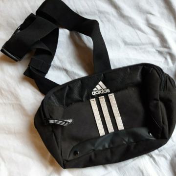 Torbica adidas oko struka