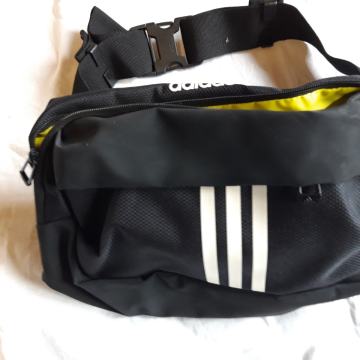 Torbica adidas oko struka
