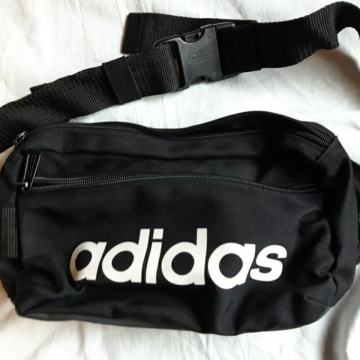 Torbica adidas oko struka