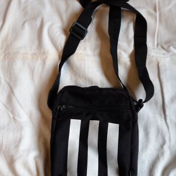 Torbica adidas na rame