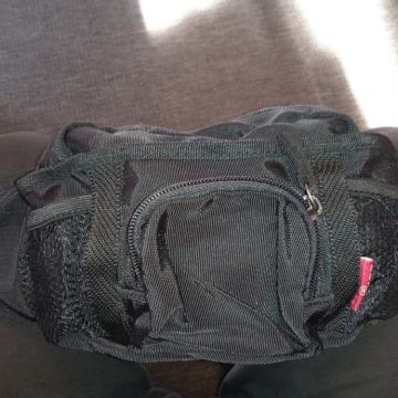 Torbica oko struka Levis ( crni model)