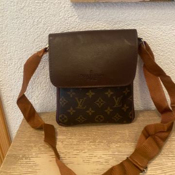 TORBICA VUITTON -22x18 cm