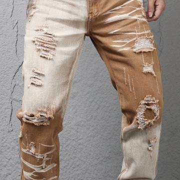 Muške svijetlosmeđe traperice s obojenim uzorkom, u trendi stilu