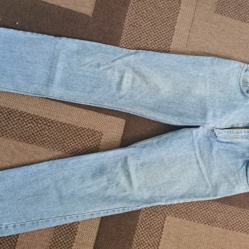 PRODAJEM LEVIS TRAPERICE