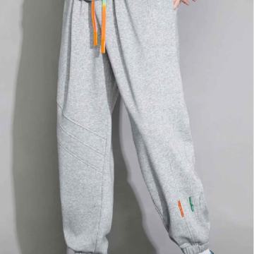 Donji dio trenirke, izdržljiva tkanina, širi kroj; novo