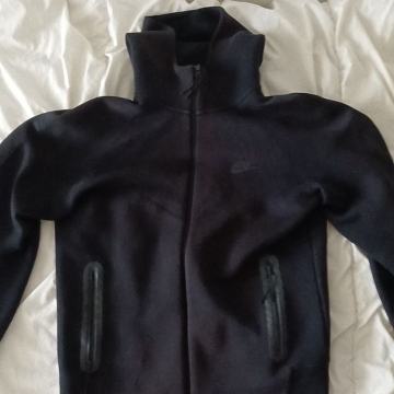 Nike tech fleece crni
