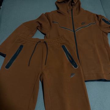 Nike Tech Fleece komplet – smeđi (hoodie + donji dio), odlično stanje