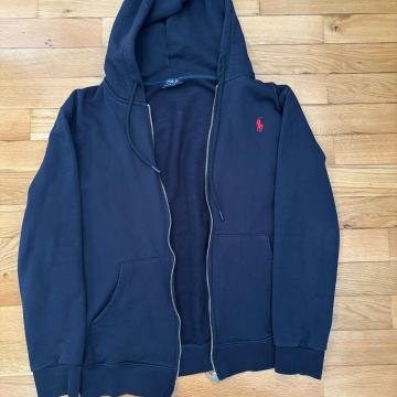 Prodajem tamno plavu mušku zip-up hudicu Polo Ralph Lauren. Veličina L