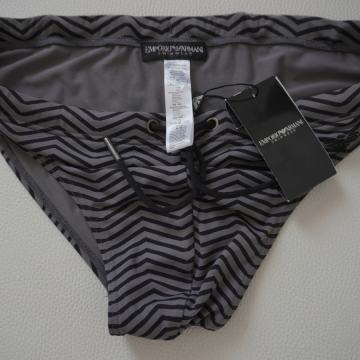 ARMANI KUPACE GACE NOVE EU48 ILI S/M SIVO CRNE SA ETIKETOM