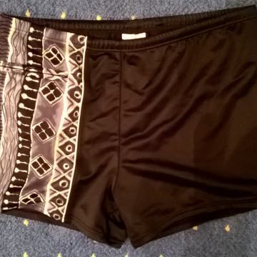 Crne kupaće gače s uzorkom na desnoj nogavici