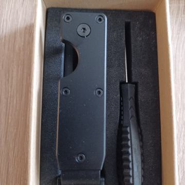 Crni drzac za kljuceve