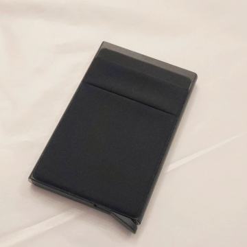 Crni slim držač kartica (pop-up) + mini novčanik