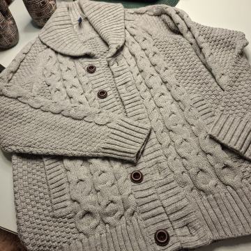 H&M SIVA VESTA VEL. M/L