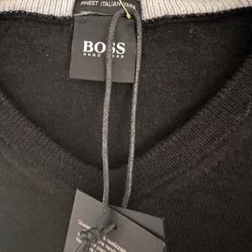 Hugo Boss Crni muski pulover vel. S xx