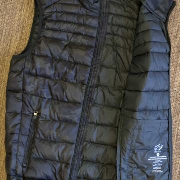 Muski prsluk velicina M u NOVOM stanju.