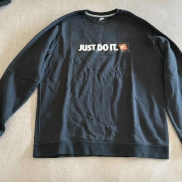 Prodajem (L veličina) Nike crni pulover