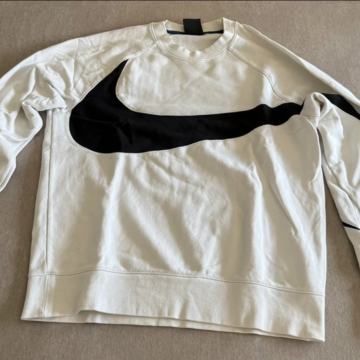 Prodajem (L veličina) Nike pulover bijele boje