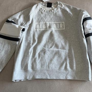 Prodajem (L veličina)  Nike Sivi pulover