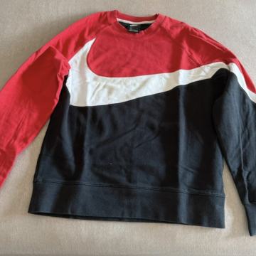 Prodajem Nike (L veličina) Crveno/ bijelo/ crni pulover