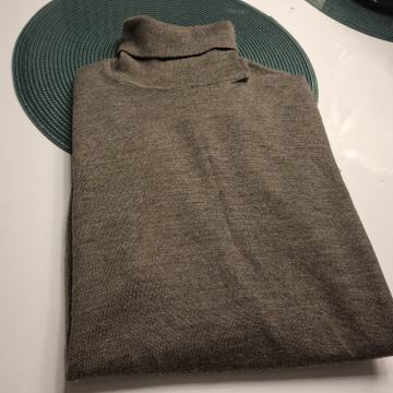 MASLINASTO ZELENI MUŠKI ROLKA PULOVER VEL.S