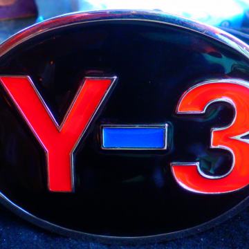 Potpuno novi kožni opasač sa velikom emajliranom kopčom