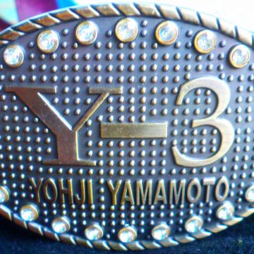 Potpuno novi kožni opasač sa velikom metalnom kopčom