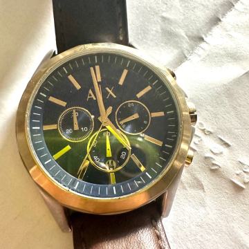 ARMANI EXCANGE SAT U SAVRŠENOM STANJU PRODAJEM POVOLJNO.