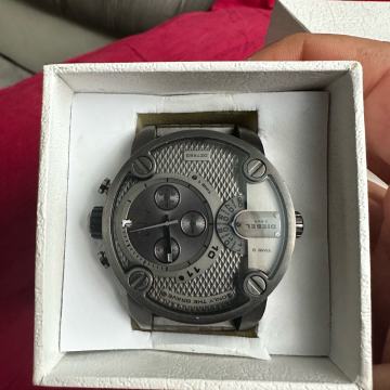 Diesel muški sat DZ7263