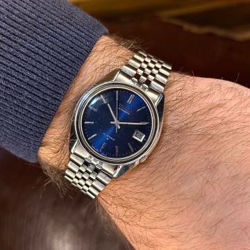 Fantastican Seiko s jubilee narukvicom i plavim brojcanikom