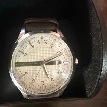 Kao novi ARMANI EXCANGE sat prodajem povoljno da kutijom,malo nošen