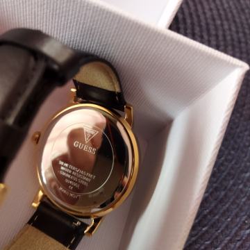 NOVI MODERNI GUESS SAT SA ZAMJENSKIM REMENČIĆEM