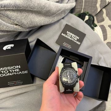 Moonswatch Omega Mission to the Moonpashe Snoopy black edition