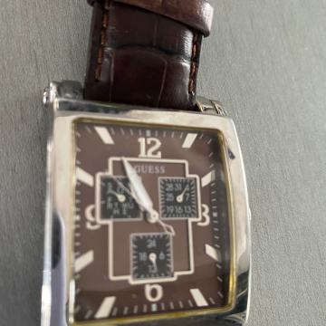 Muški Guess sat s kožnim remenom