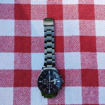 Muški ručni sat s metalnim remenom