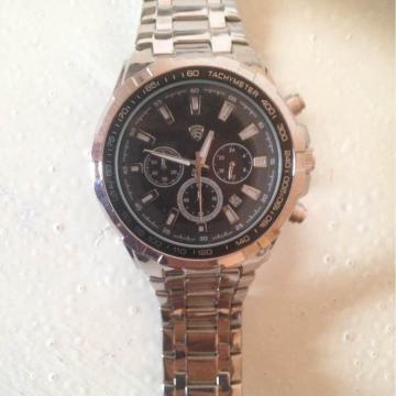 Muški sat sa metalnom narukvicom