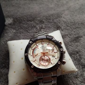 Sat  Casio edifice par puta nošen,bez tragova korištenja.