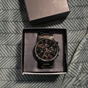 Muski sat Tommy Hilfiger