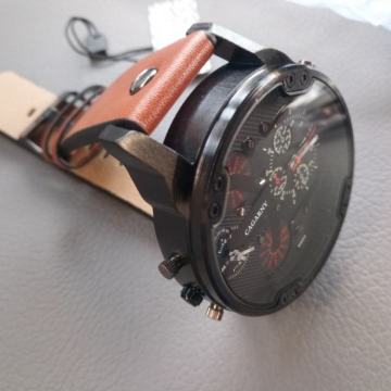 Muški sat vrlo atraktivan i moderan