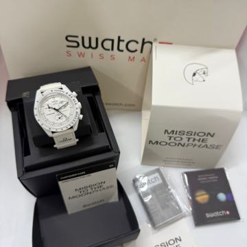 Omega Moonswatch white snoopy